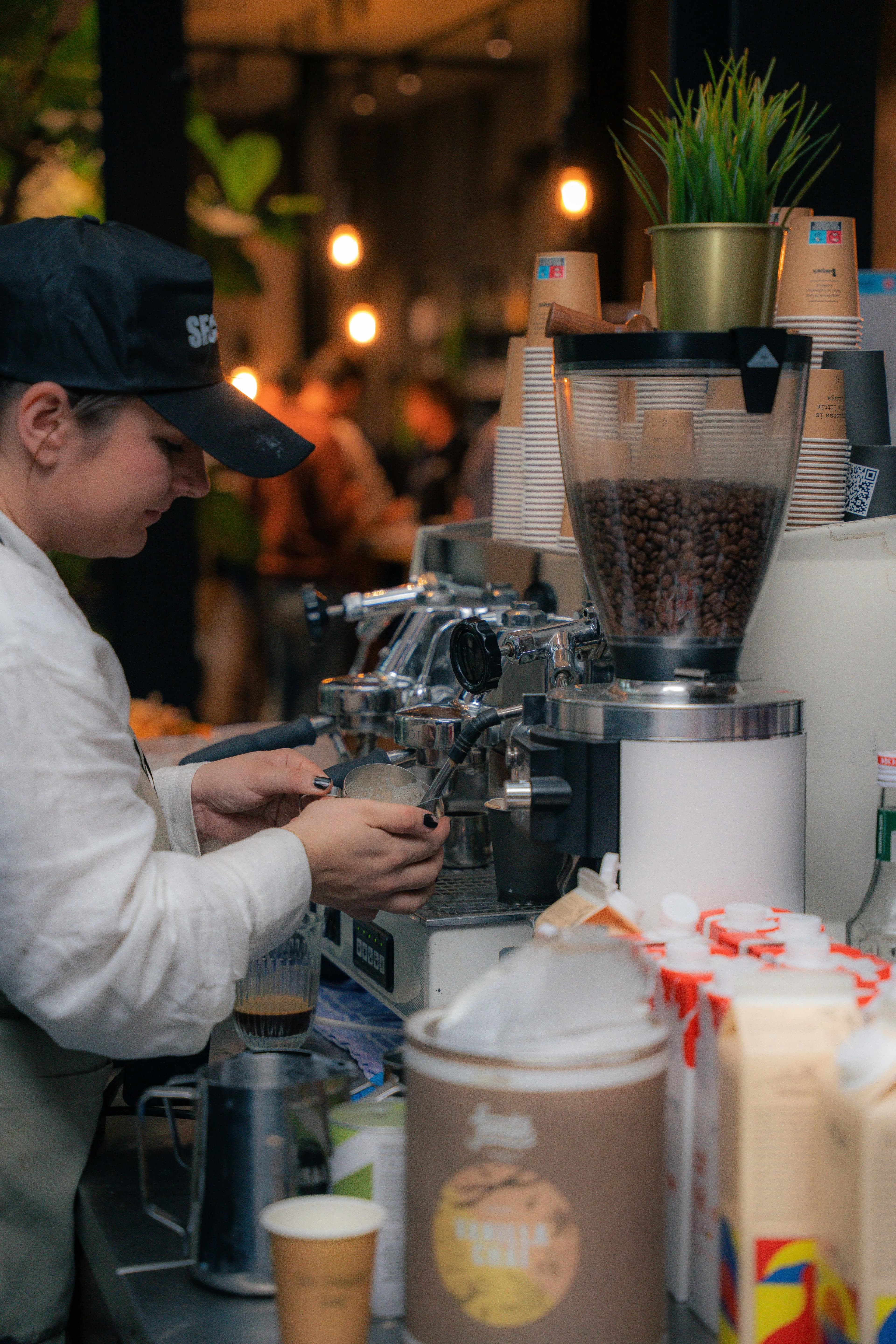Barista bereidt verse koffie - ontbijt catering bedrijfsevent