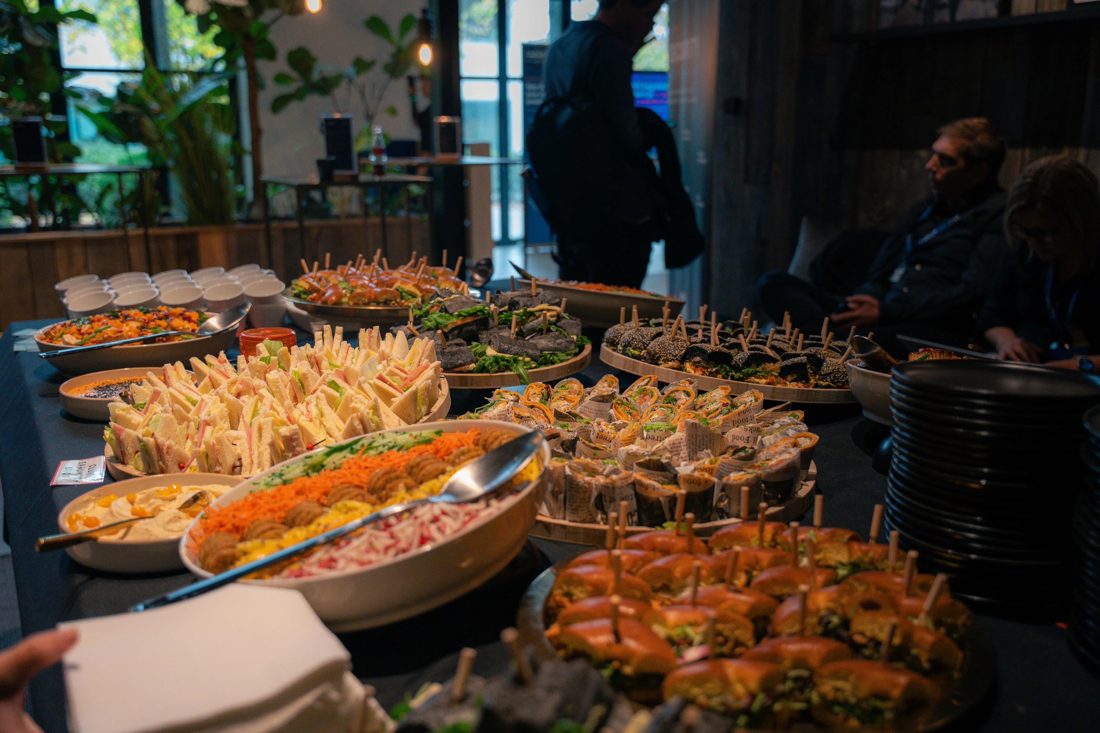 Uitgebreid lunchbuffet met wraps en broodjes - bedrijfscatering