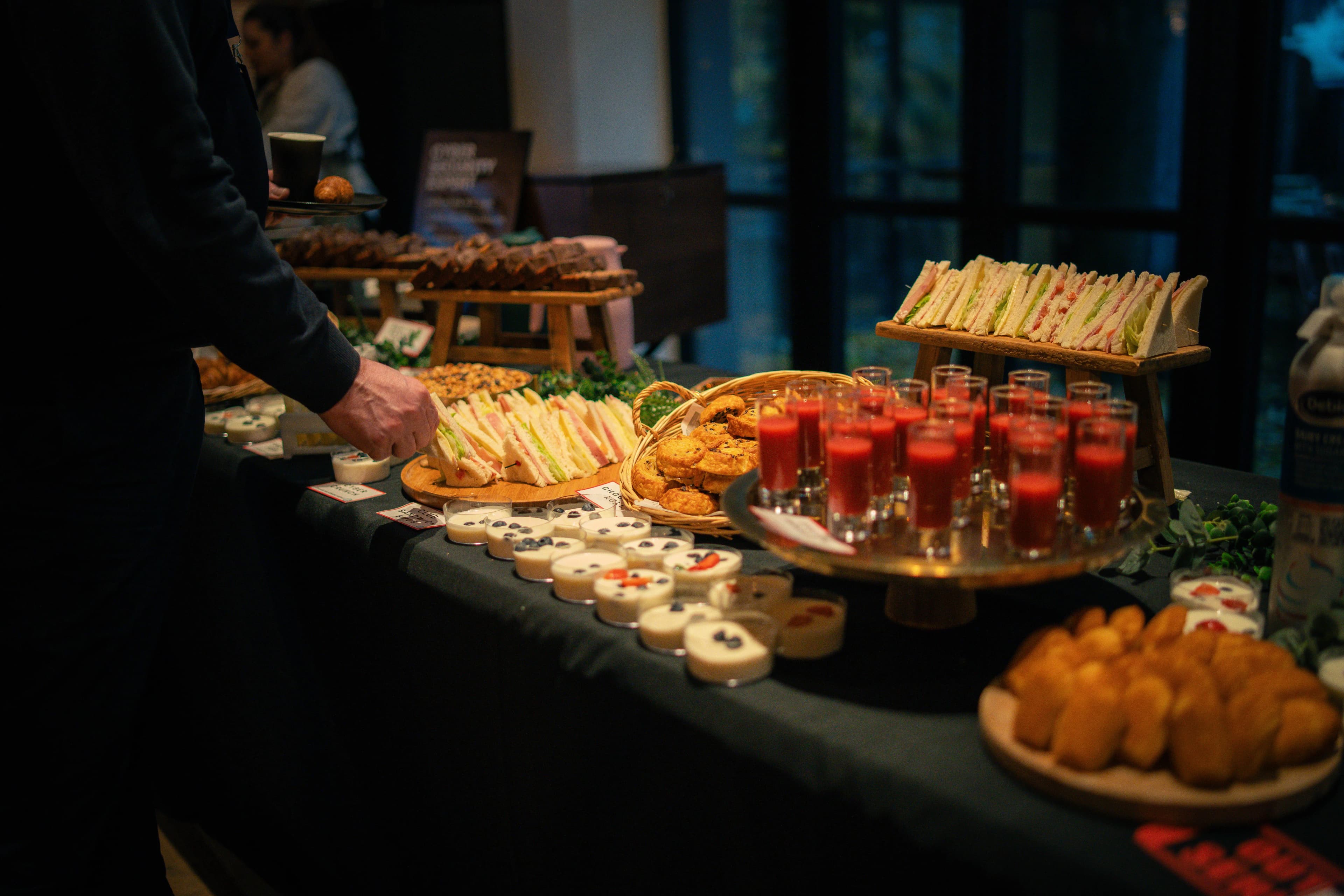 Lunch buffet overzicht met sandwiches en shots - business event catering