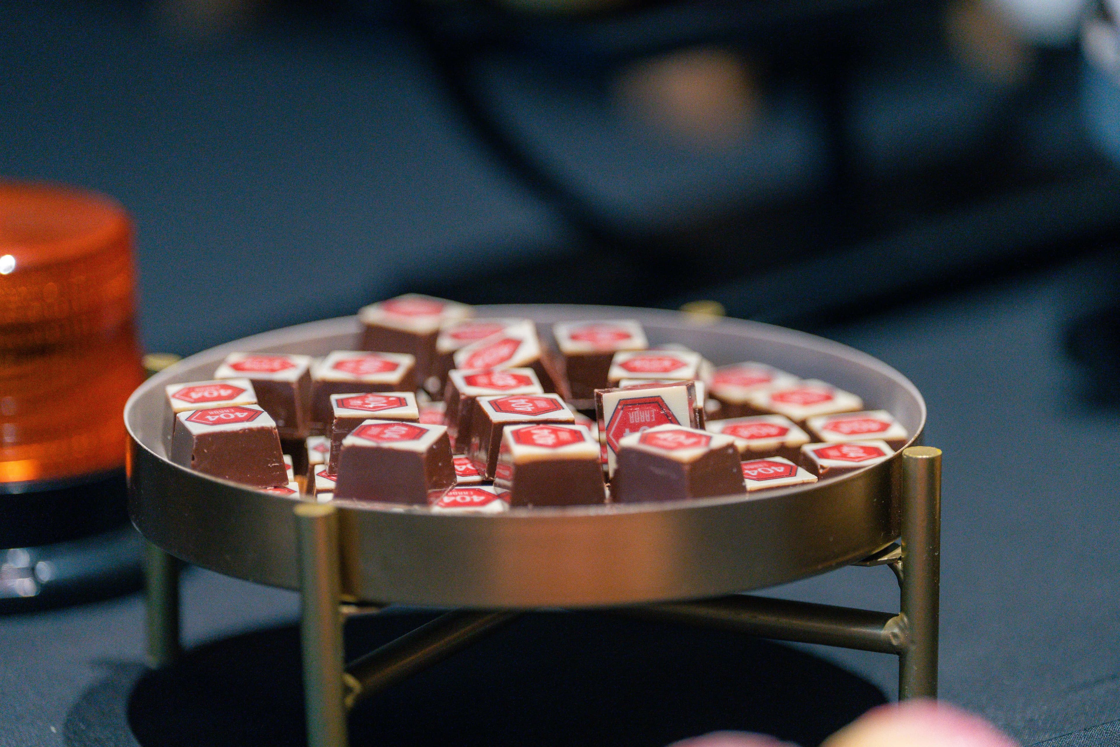 Thematische pralines op gouden plateau - security event catering