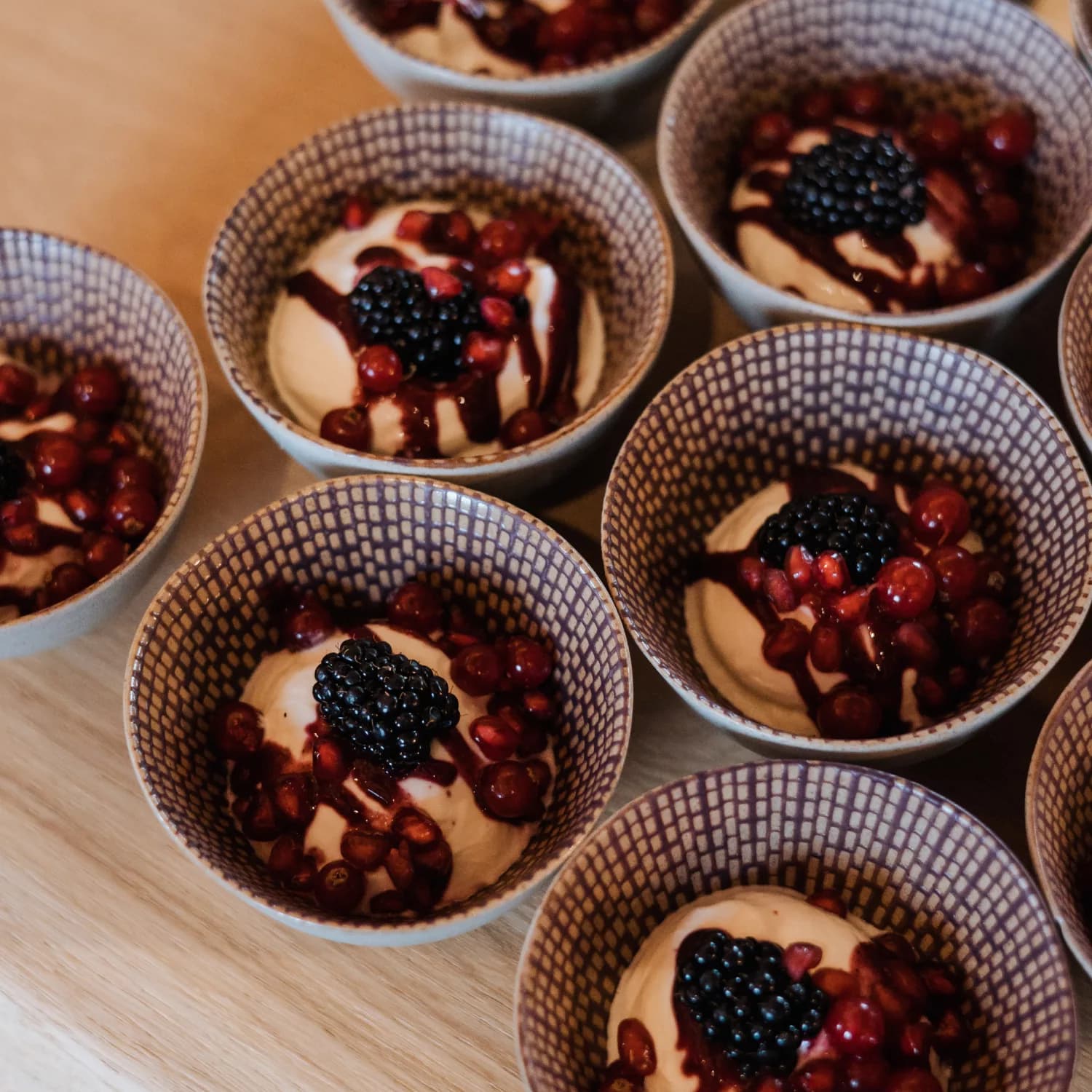 Brunch catering opstelling met vers gebak en fruit