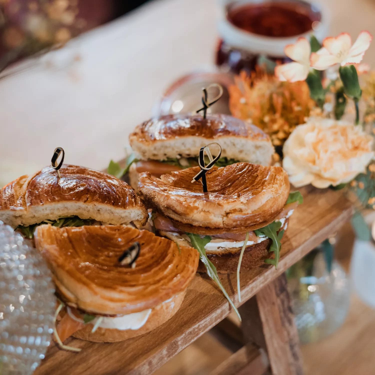 Feestelijke catering tafel met seizoensgerechten