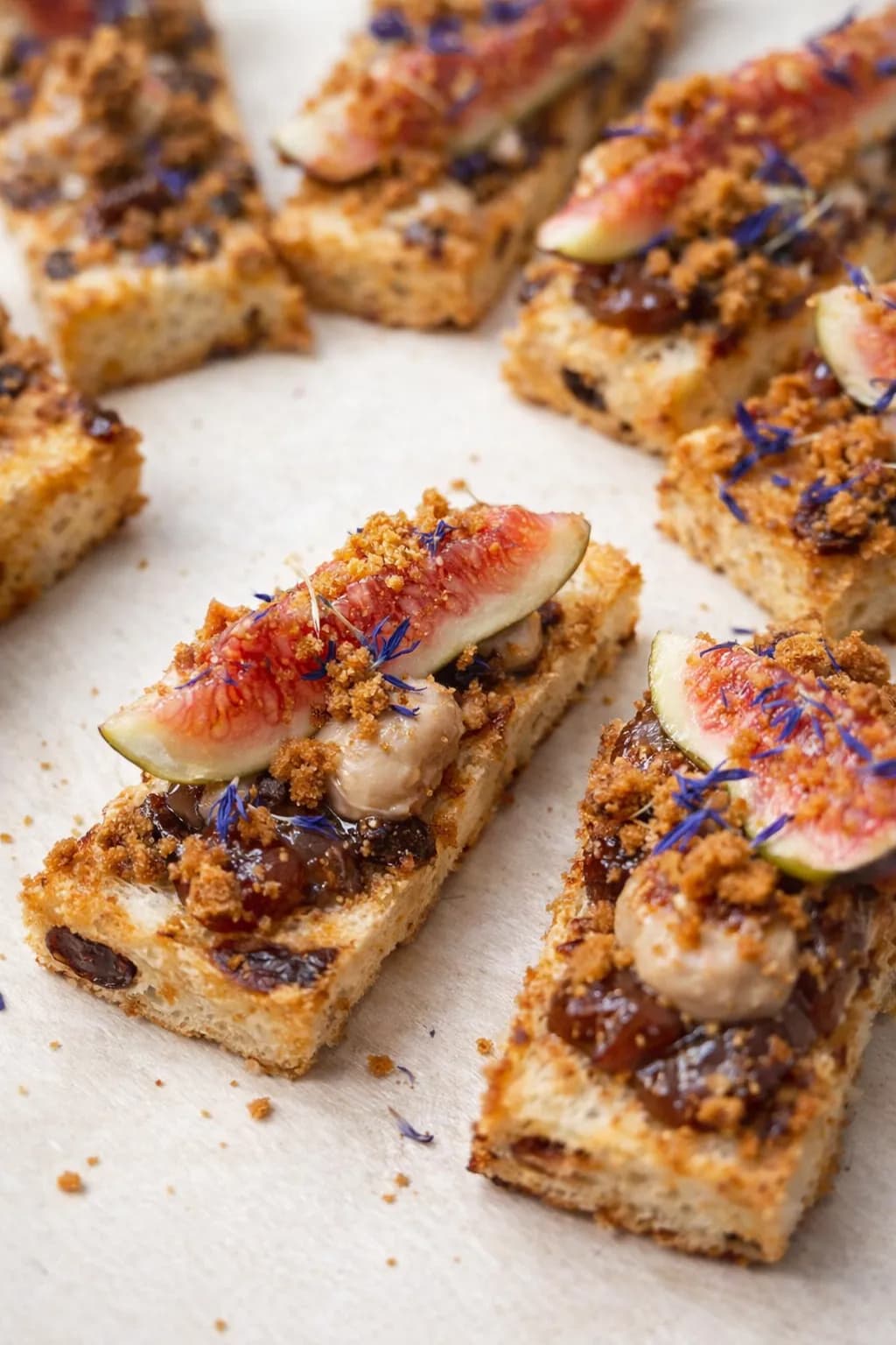 Foie gras op toast met vijgen en speculaascrumble - gastronomische catering