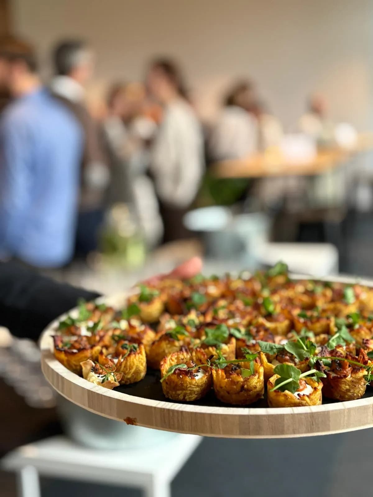 Aardappelkorfjes met tomatenchutney en burrata - amuses nieuwjaarslunch