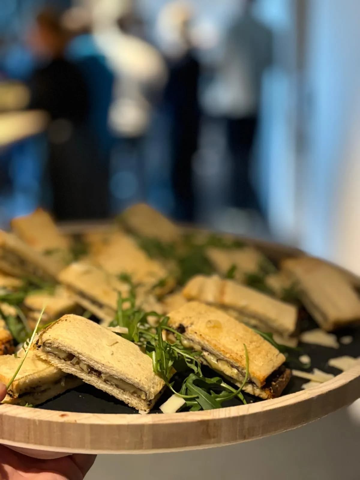 Croque met brie en truffel op schaal - bedrijfscatering