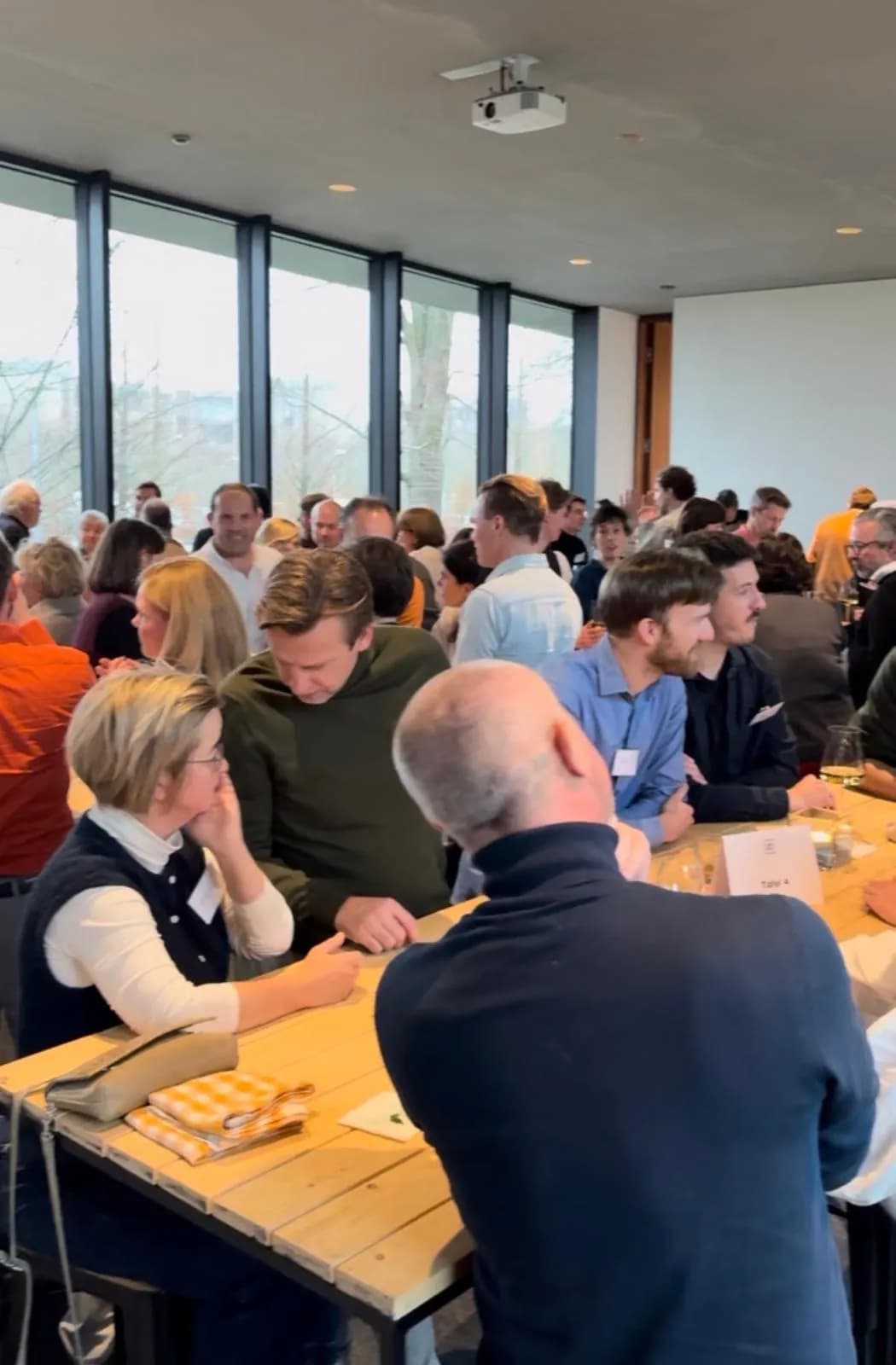 Gasten aan tafel tijdens nieuwjaarslunch - bedrijfscatering Leiedal