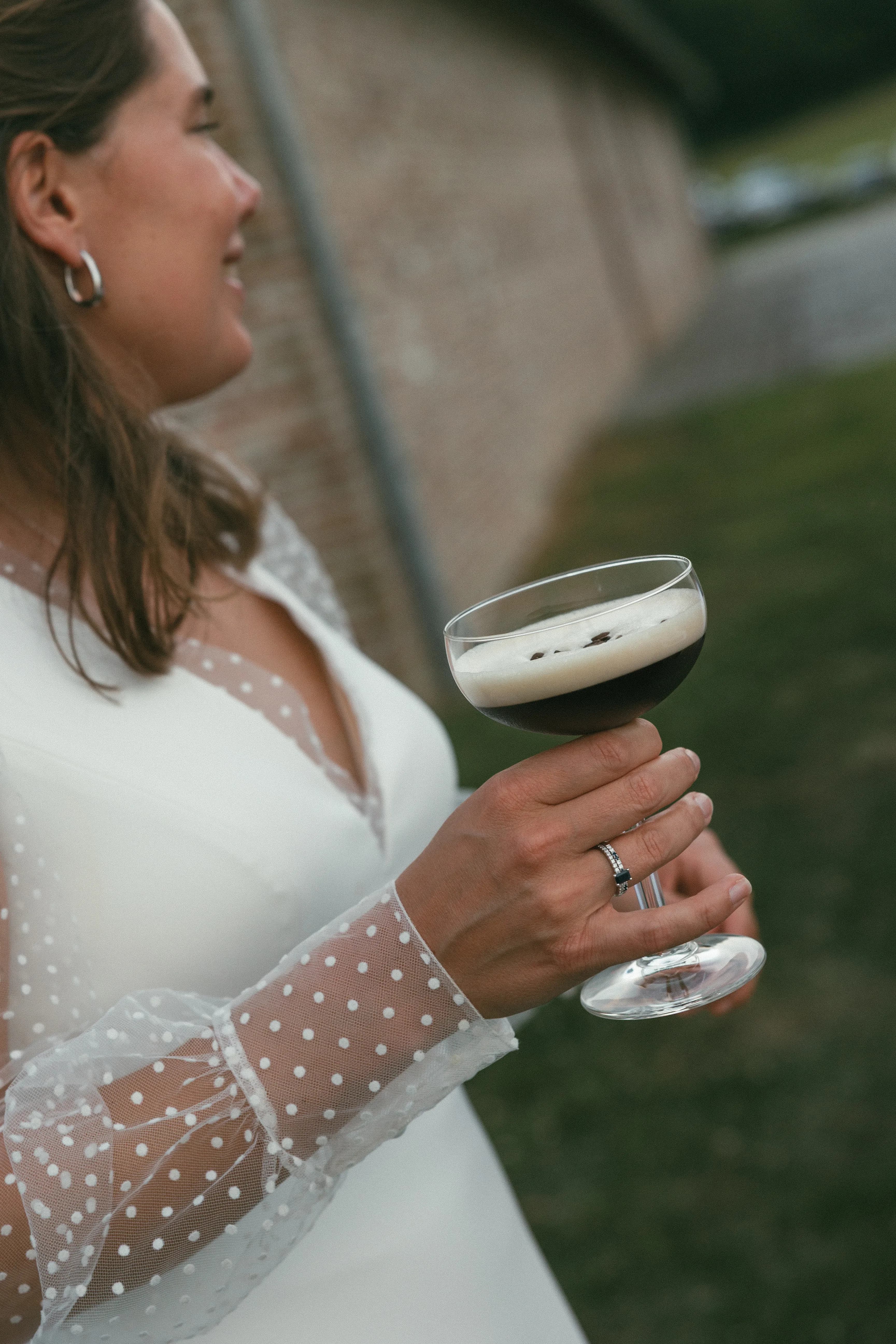 Bruid met espresso martini - cocktails op trouwfeest