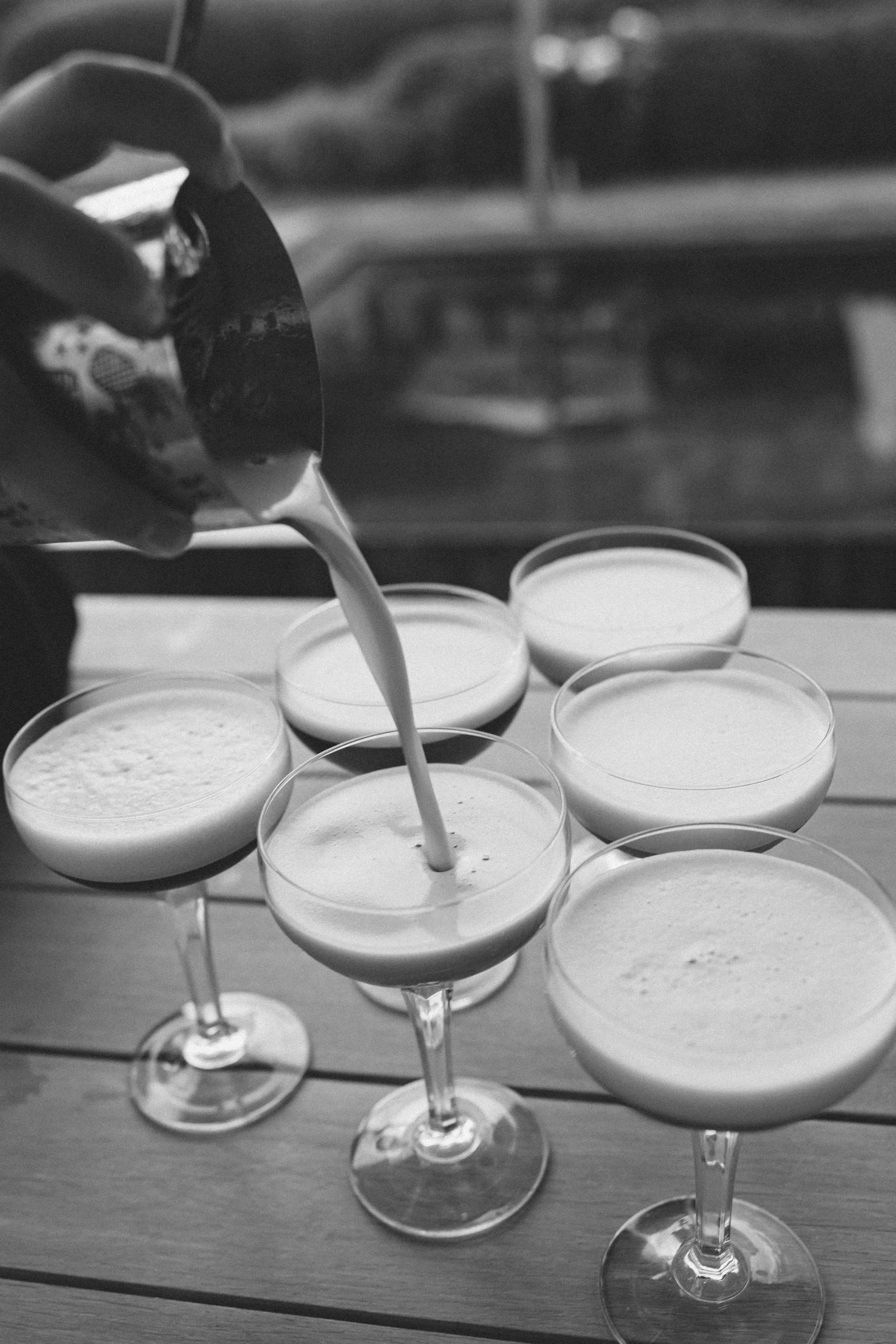 Espresso martini wordt geschonken - cocktails trouwfeest