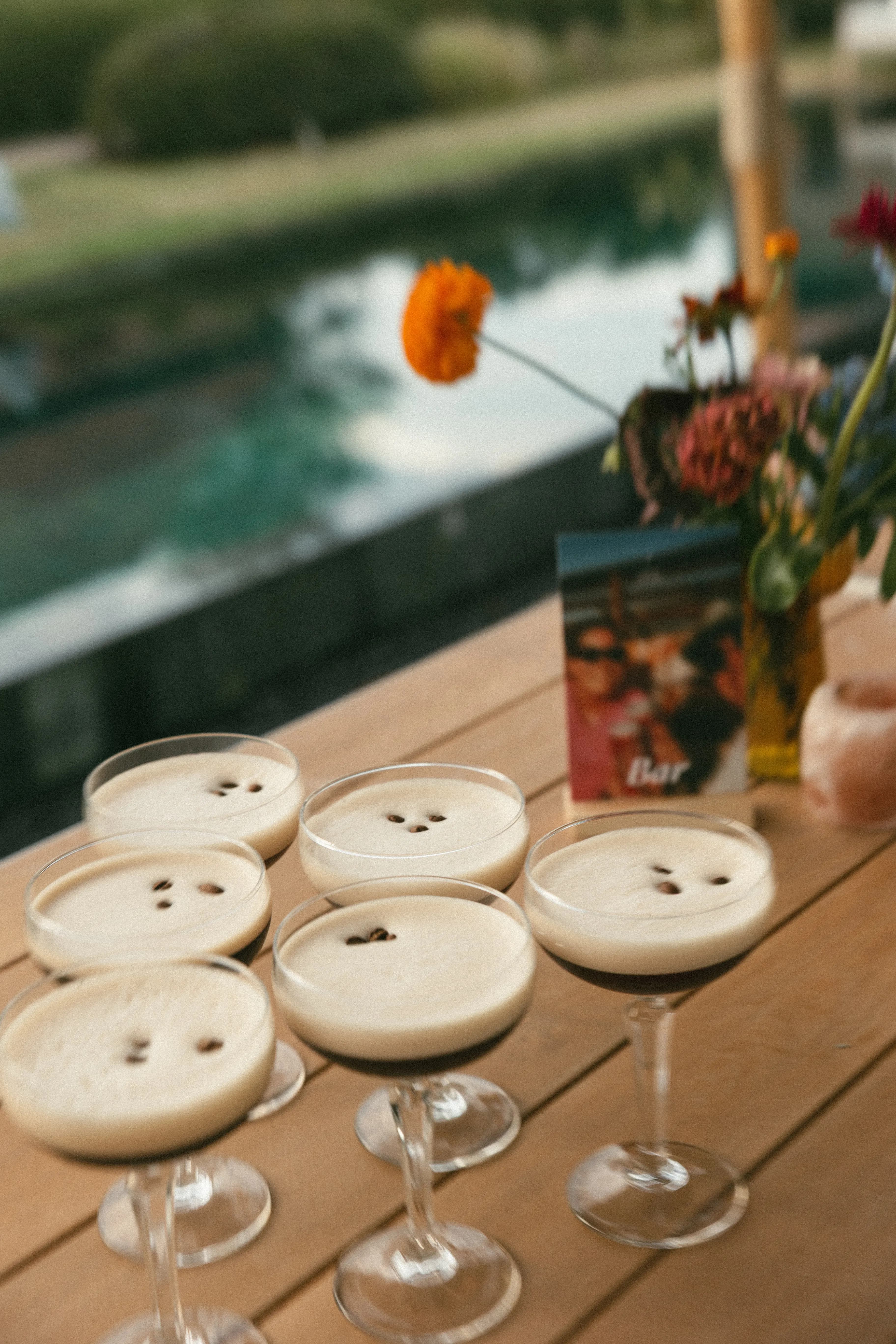 Espresso martini's bij het zwembad - trouwfeest afsluiter