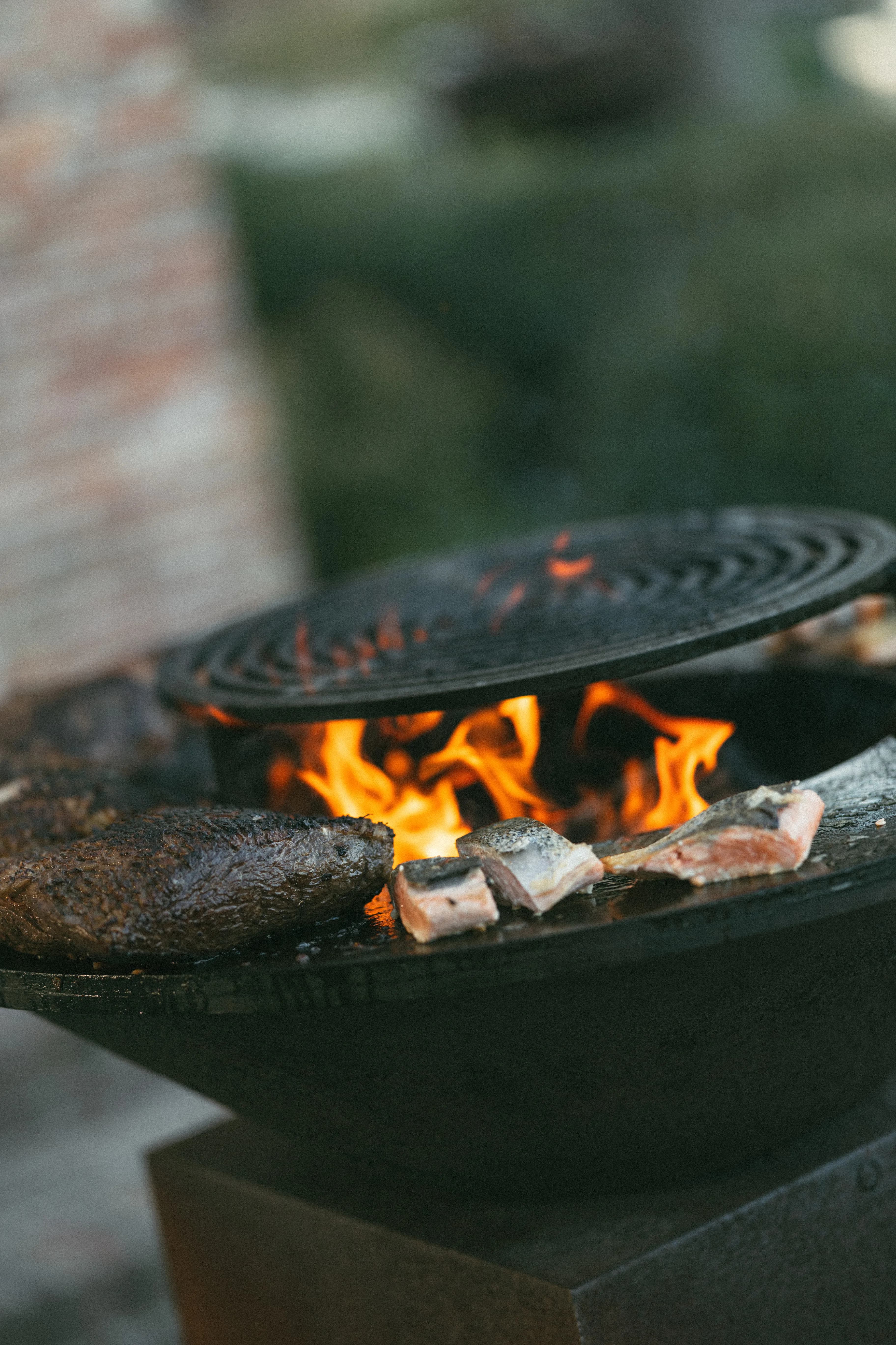 Green Egg BBQ met vlees en vlammen - luxe BBQ trouw catering