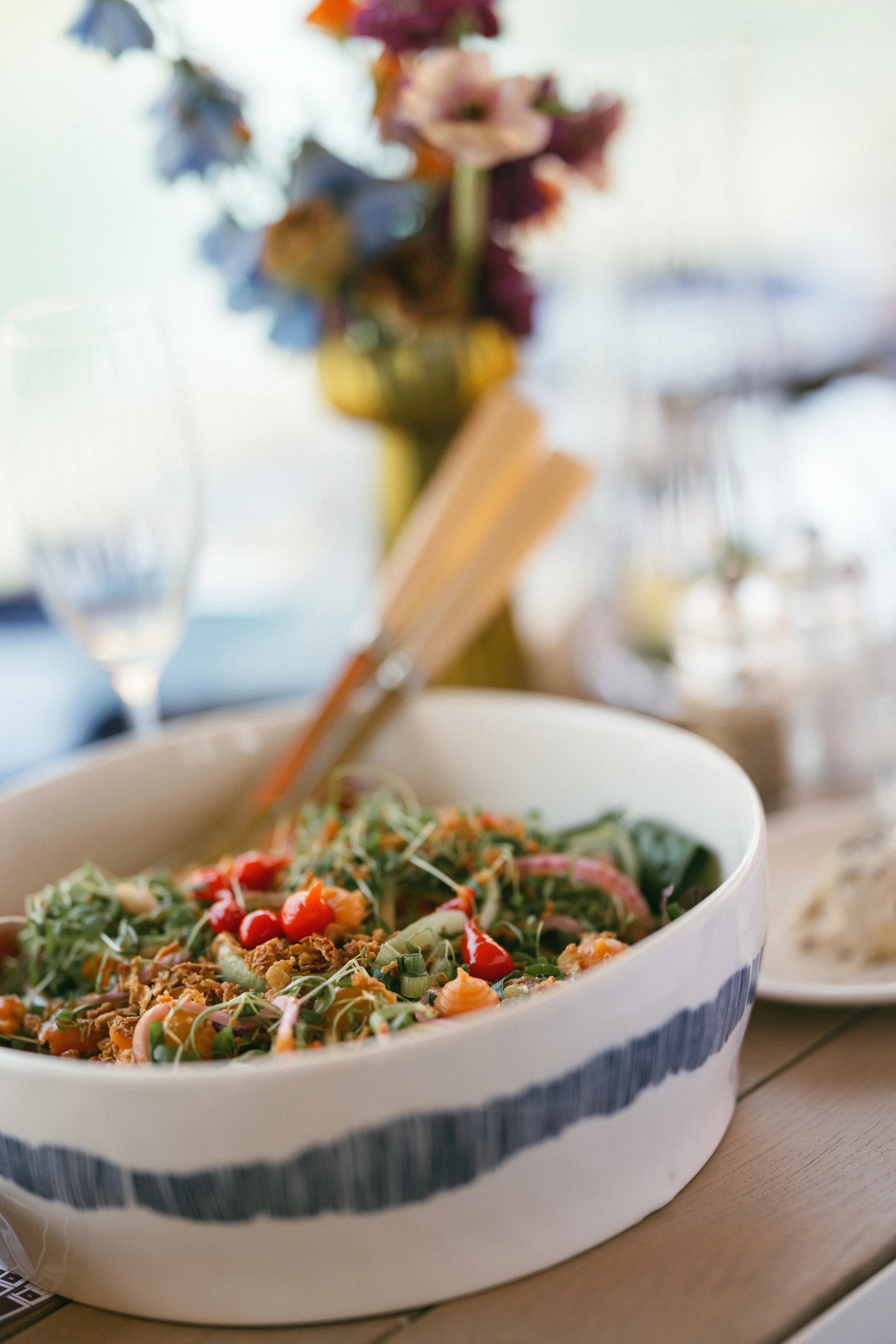 Kleurrijke salade met groenten in grote kom - Toscaanse trouw catering
