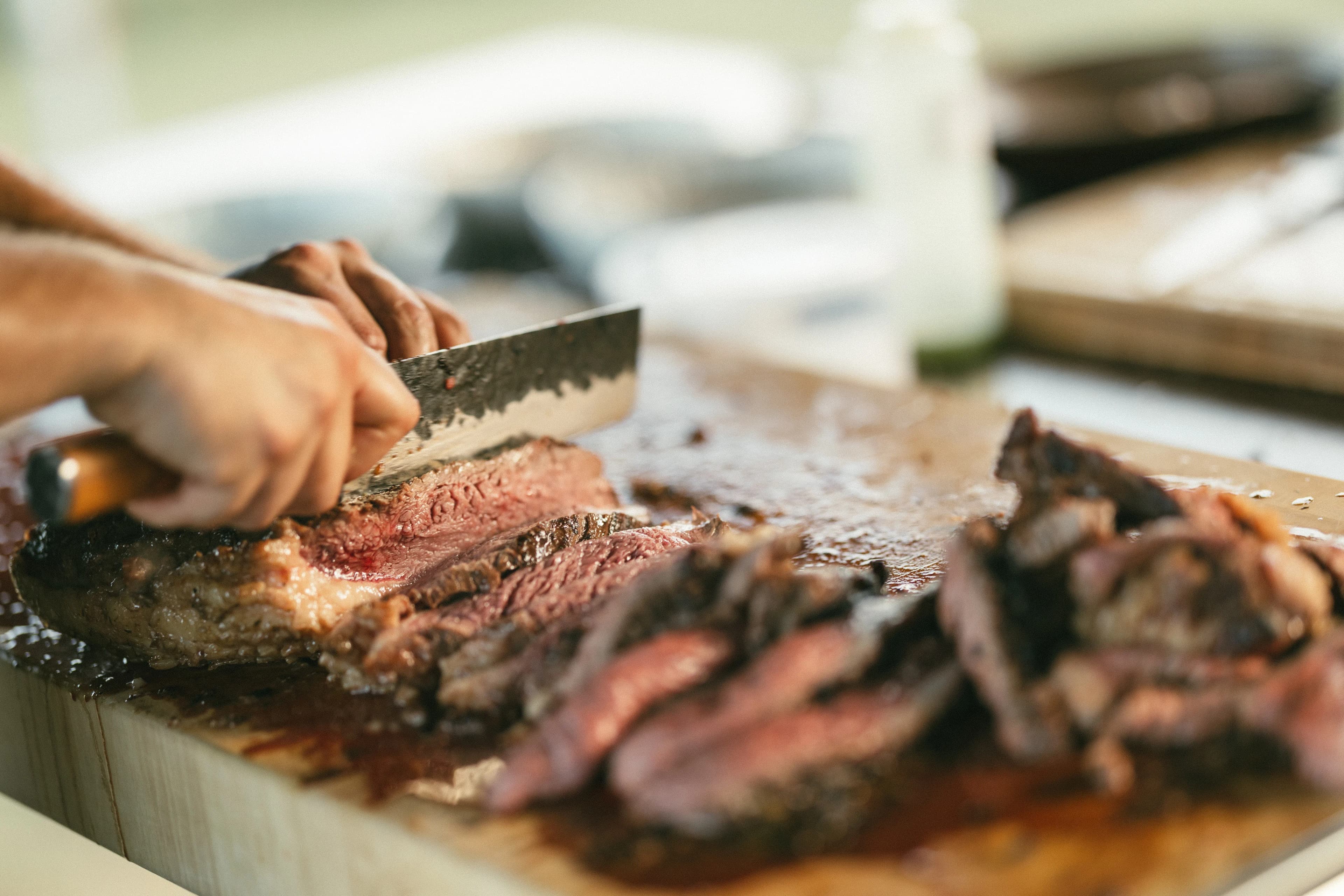 Picanha wordt gesneden op snijplank - BBQ catering trouwfeest