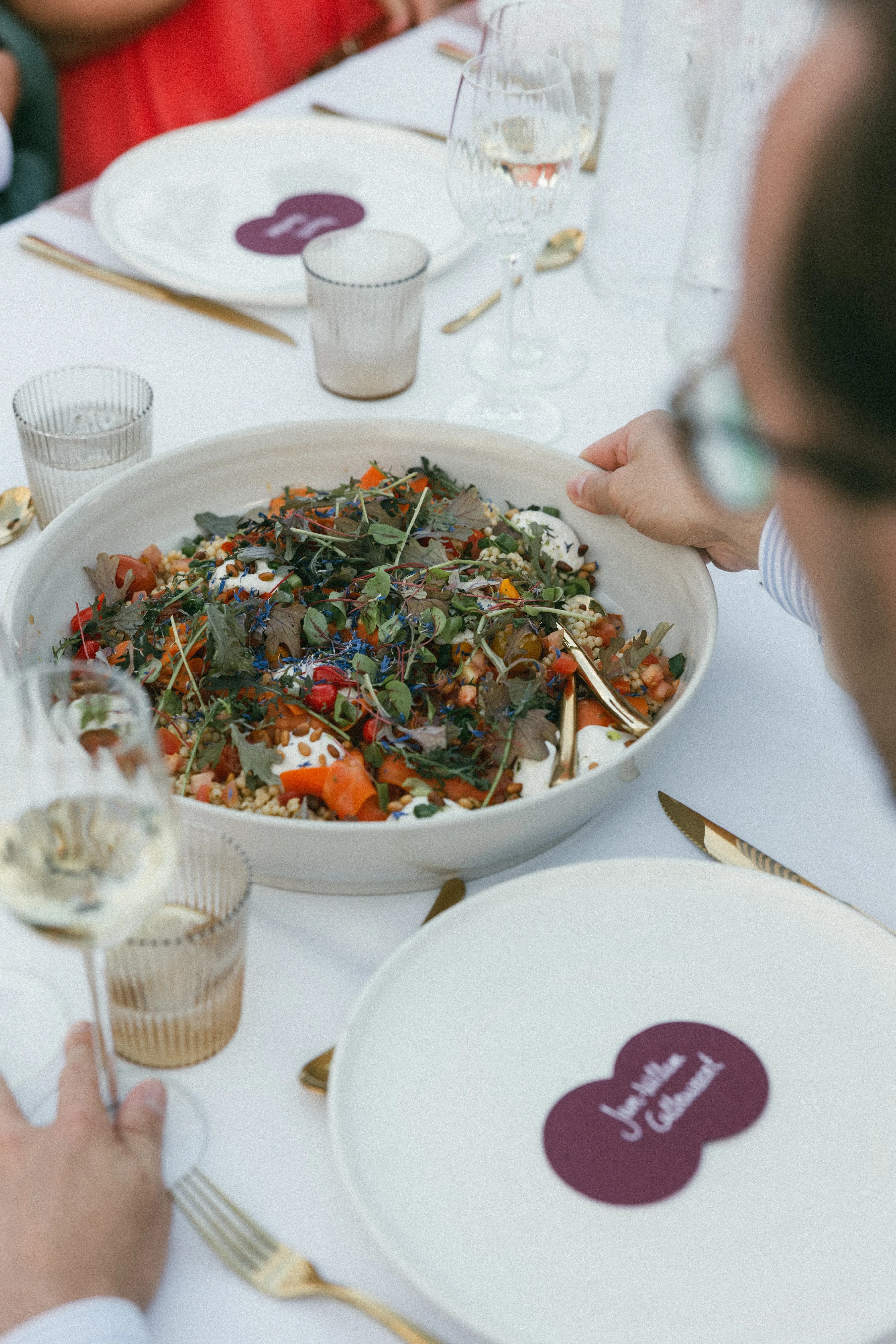 Salade op gedekte tafel bovenaanzicht - trouw catering