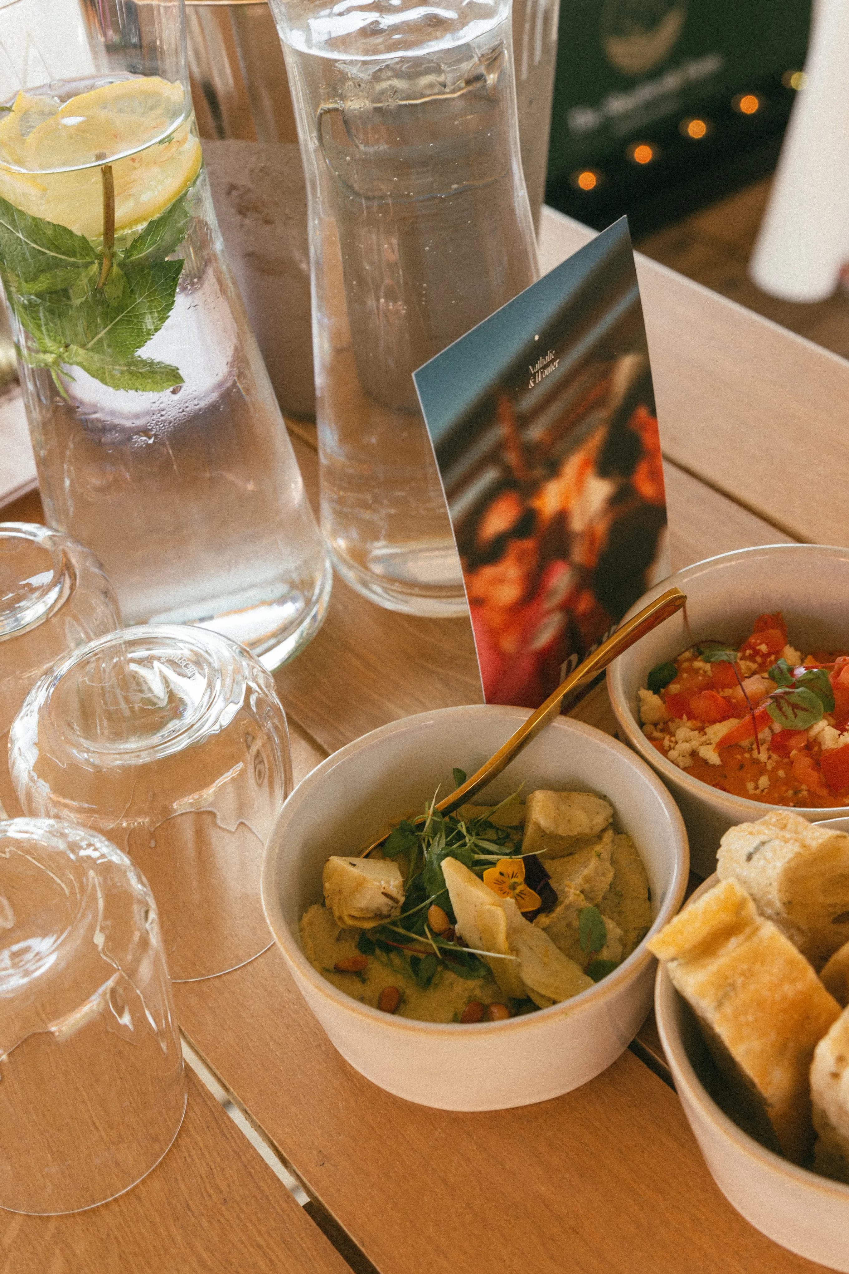 Tafel met dips, brood en menukaart - trouwfeest catering