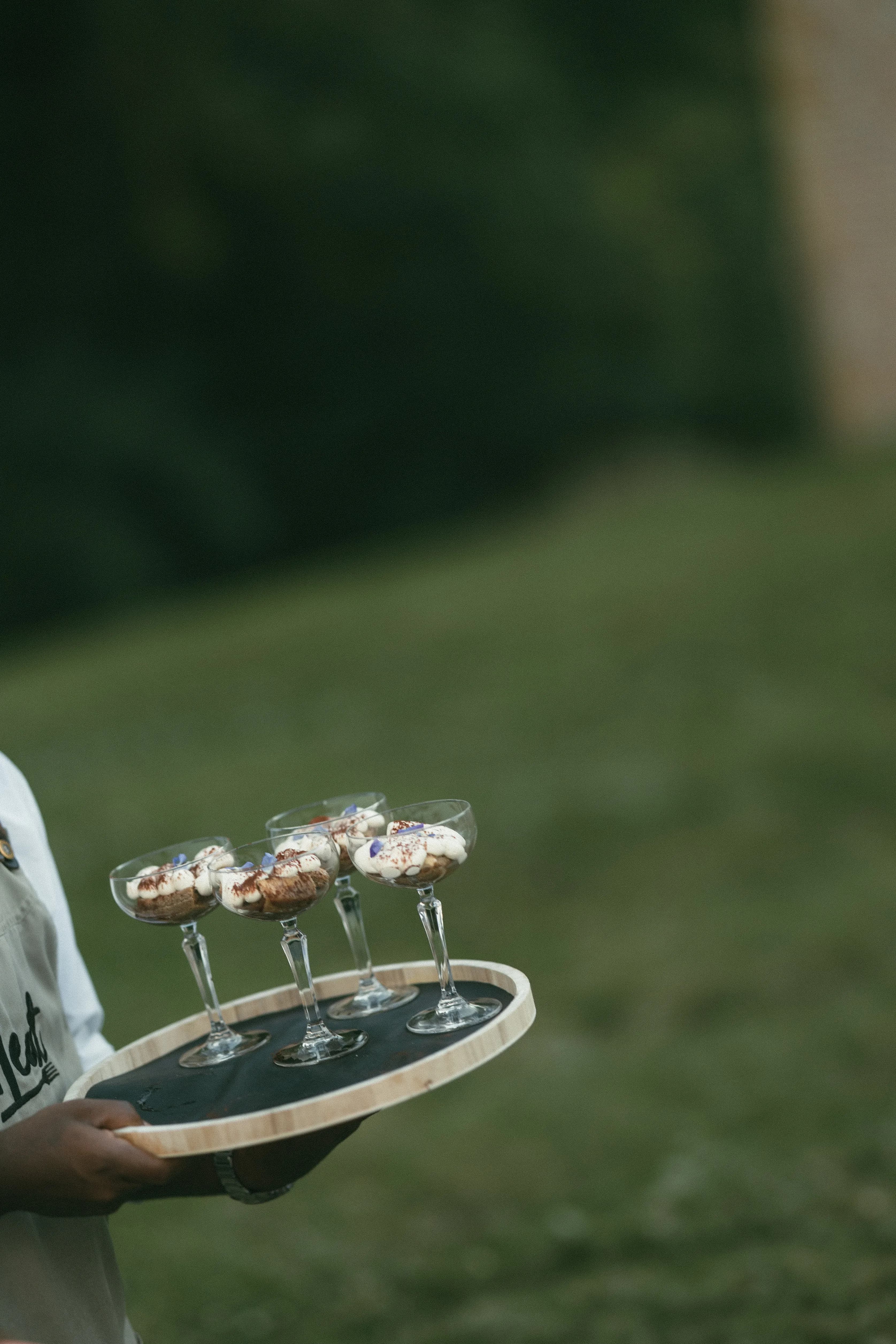 Tiramisu coupes op dienblad - dessert trouw catering