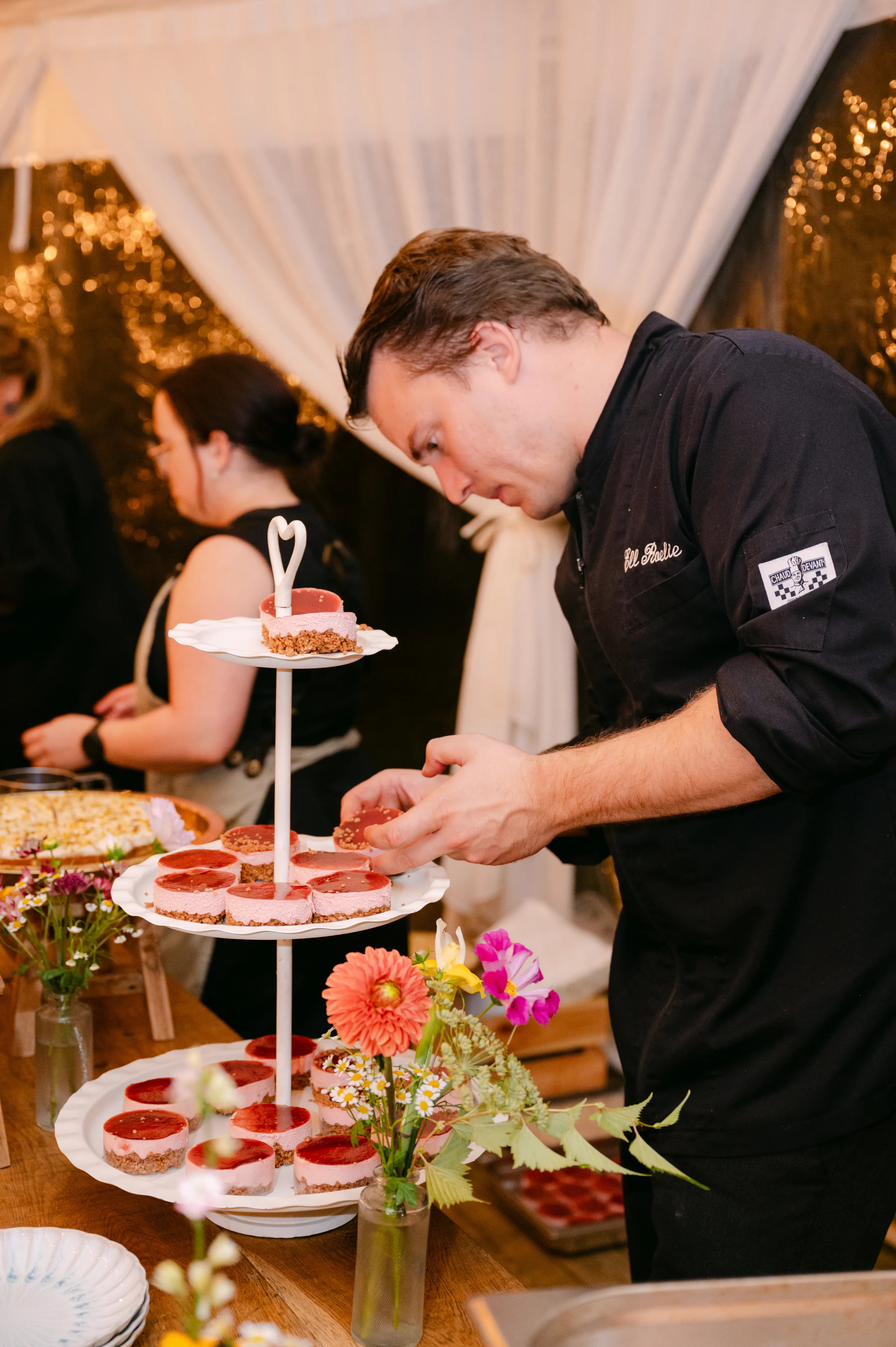 Chef bereidt dessertbuffet met roze mousse - vegan desserts