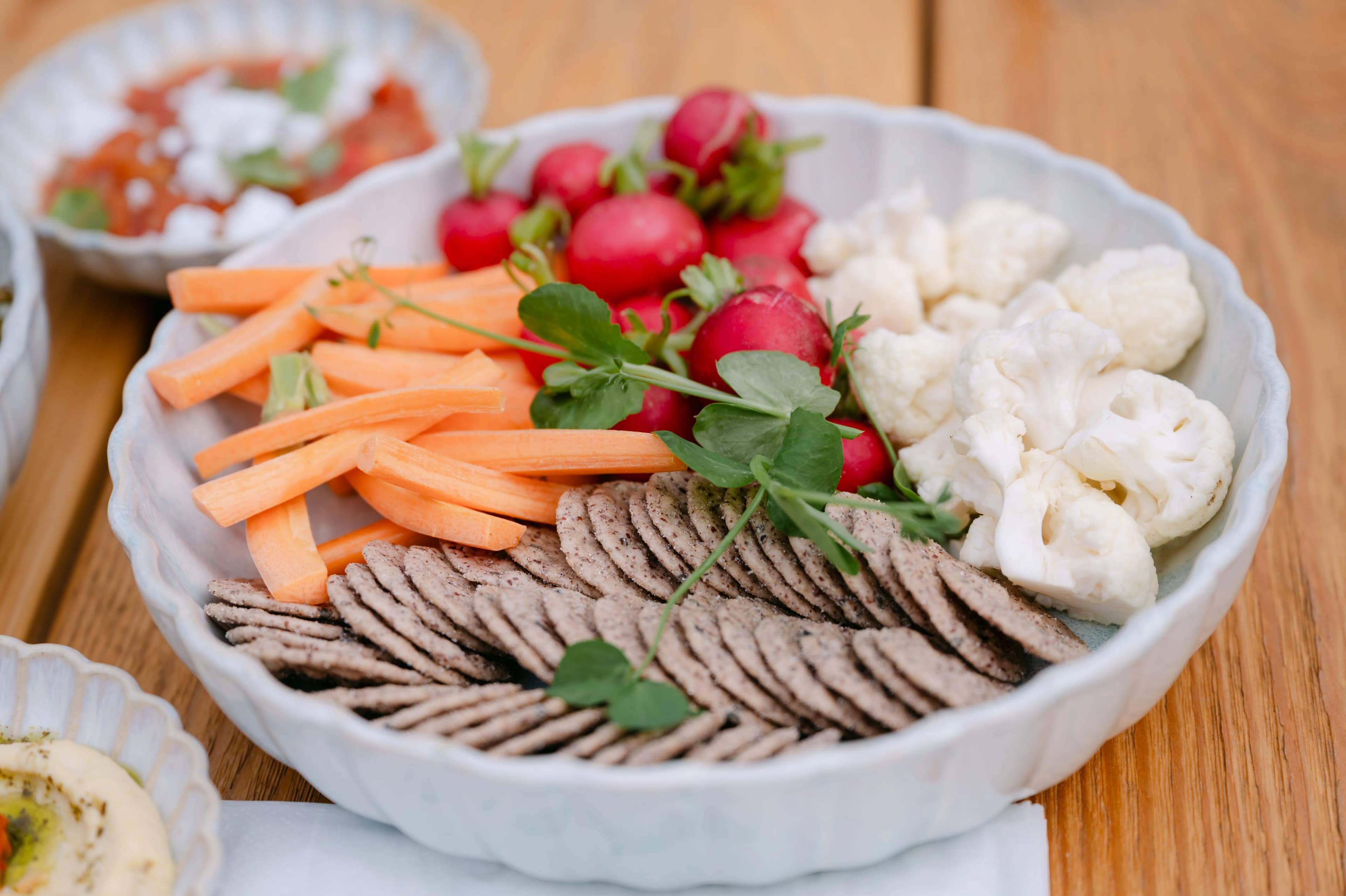 Crudités met crackers in schaal - vegan hapjes catering