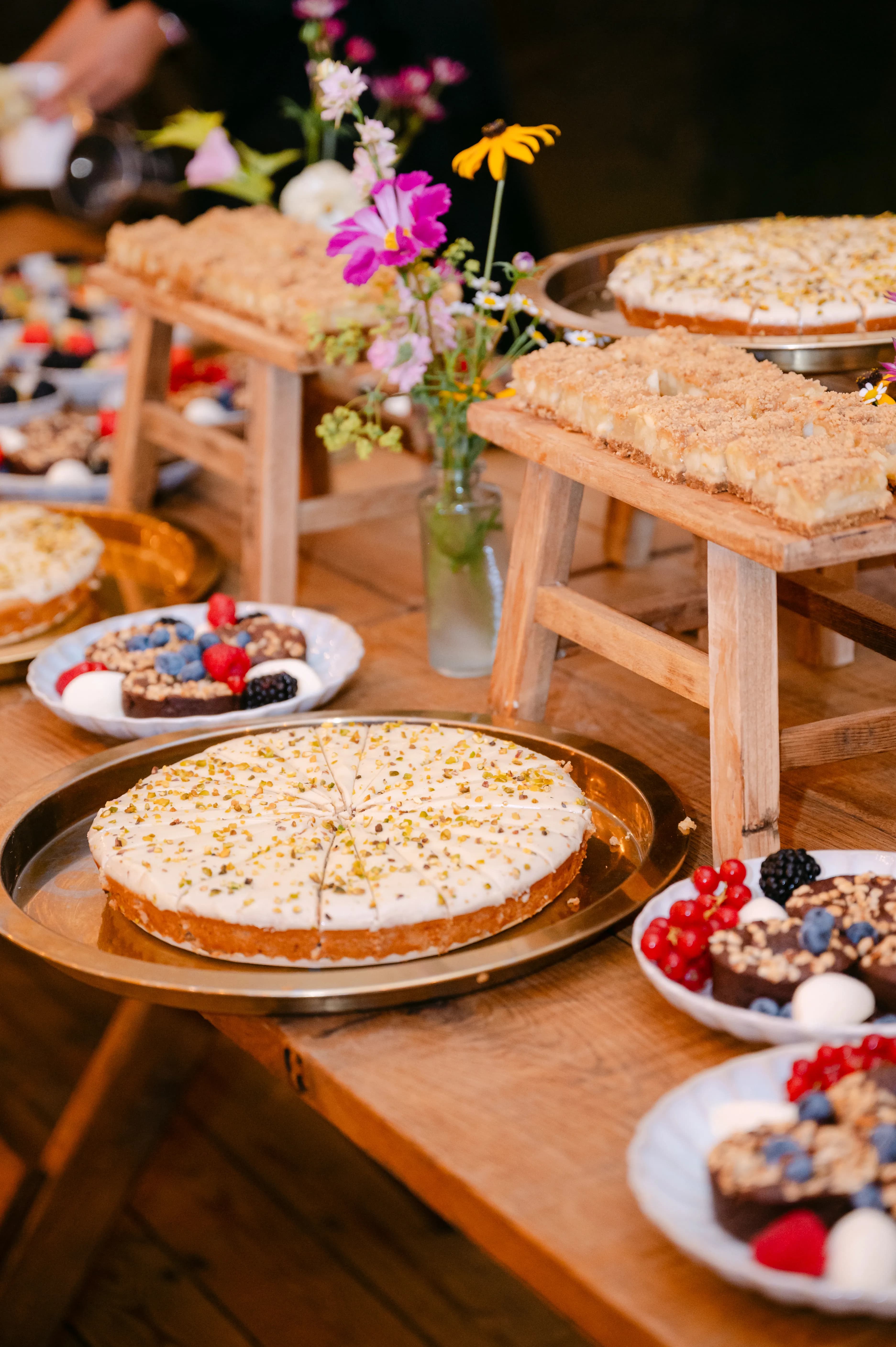 Dessertbuffet met taarten, brownies en fruit - vegan trouw catering