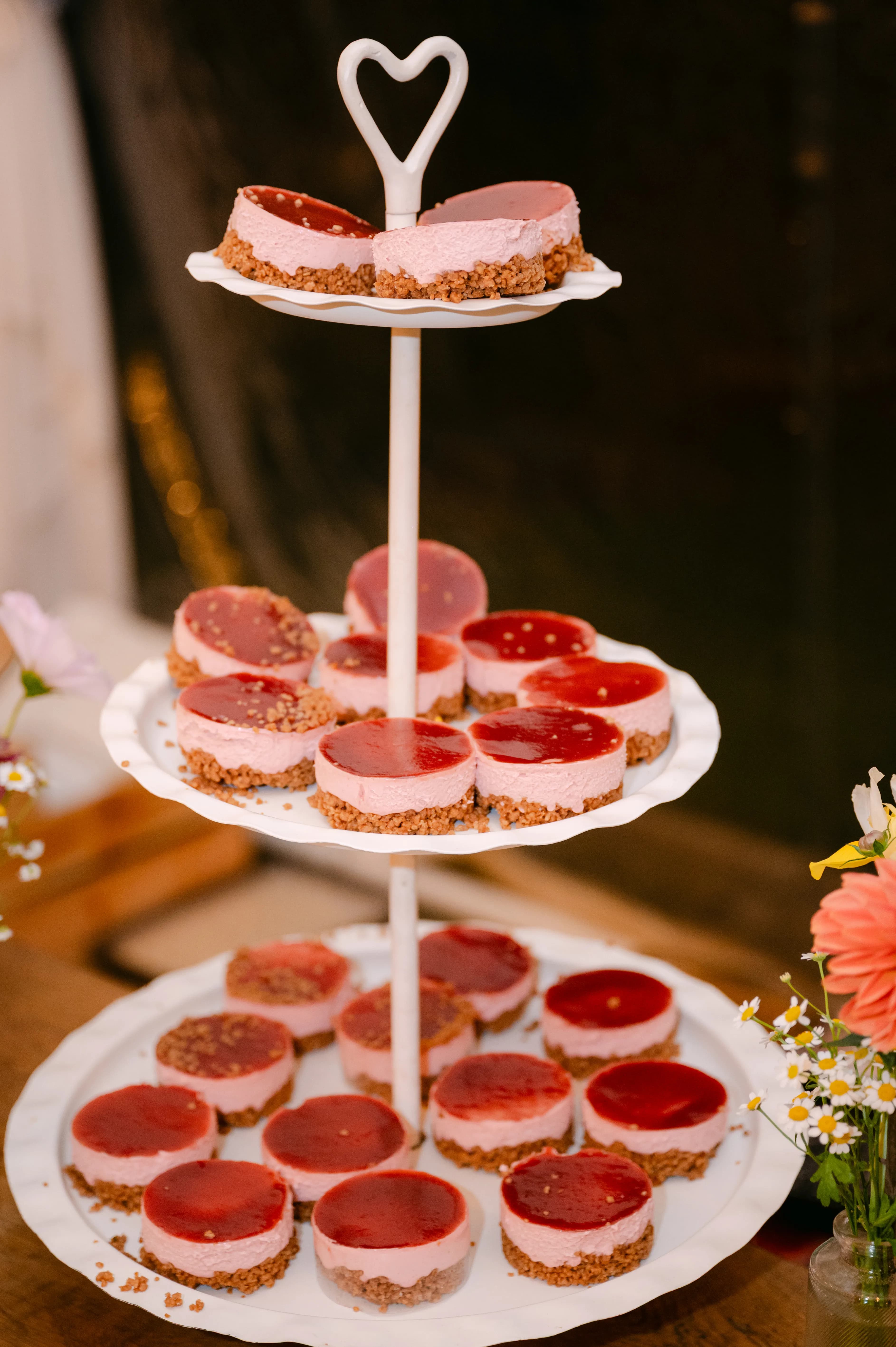 Frambozenmousse op etagère - vegan dessert trouwfeest