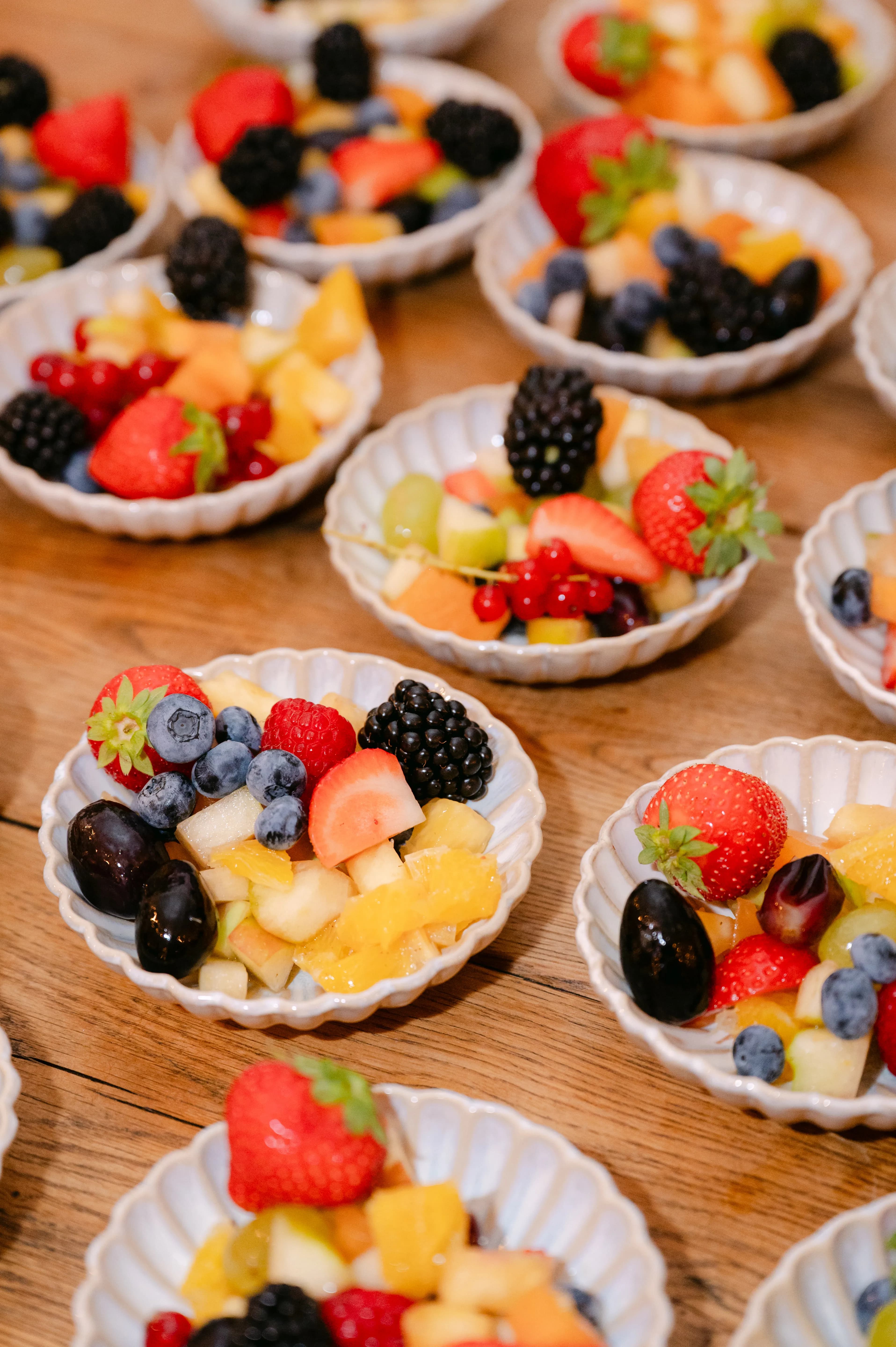 Verse fruitsalade in kommetjes - vegan dessert