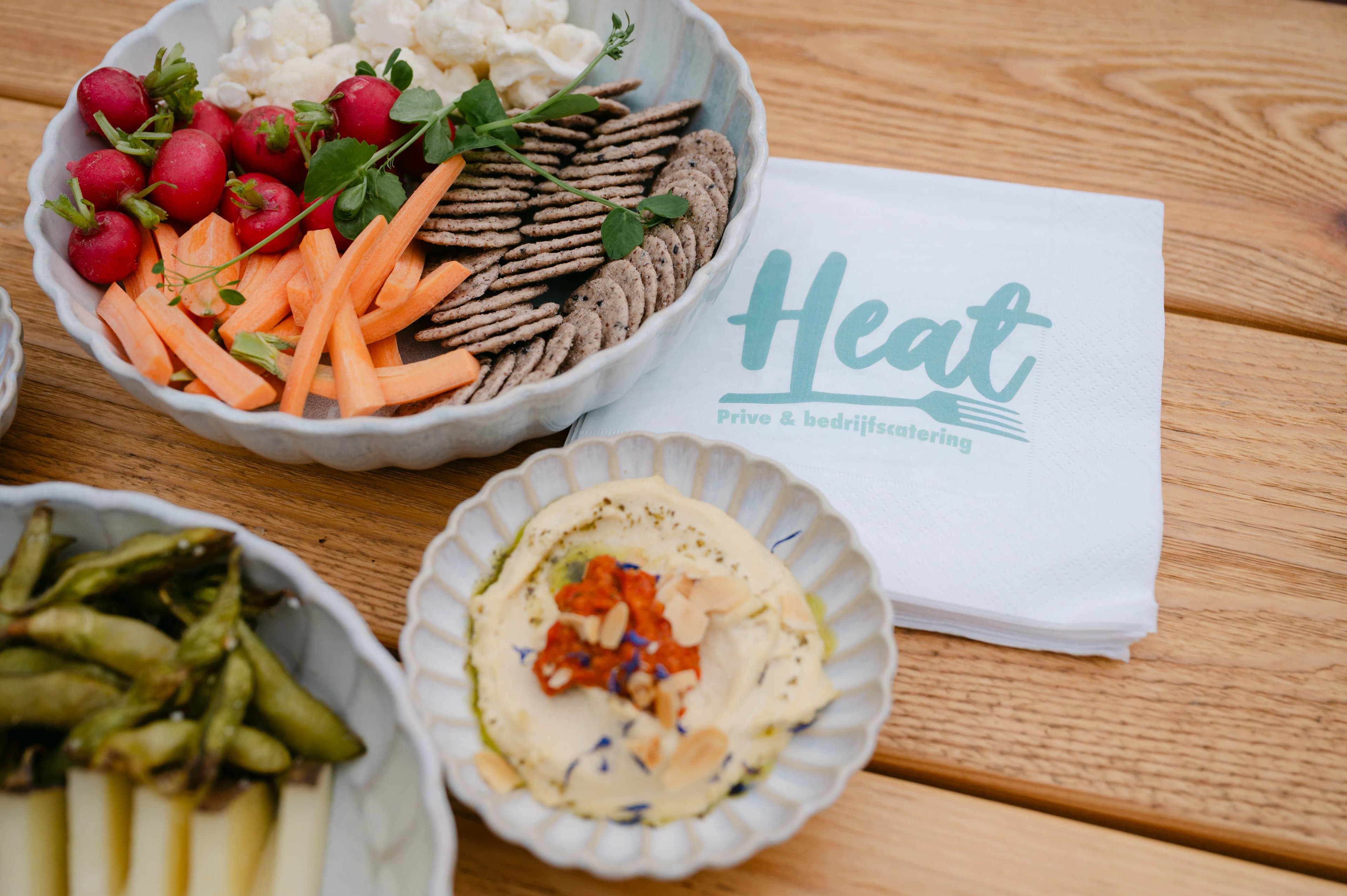 Hummus en groenten met crackers en Heat servet - vegan catering