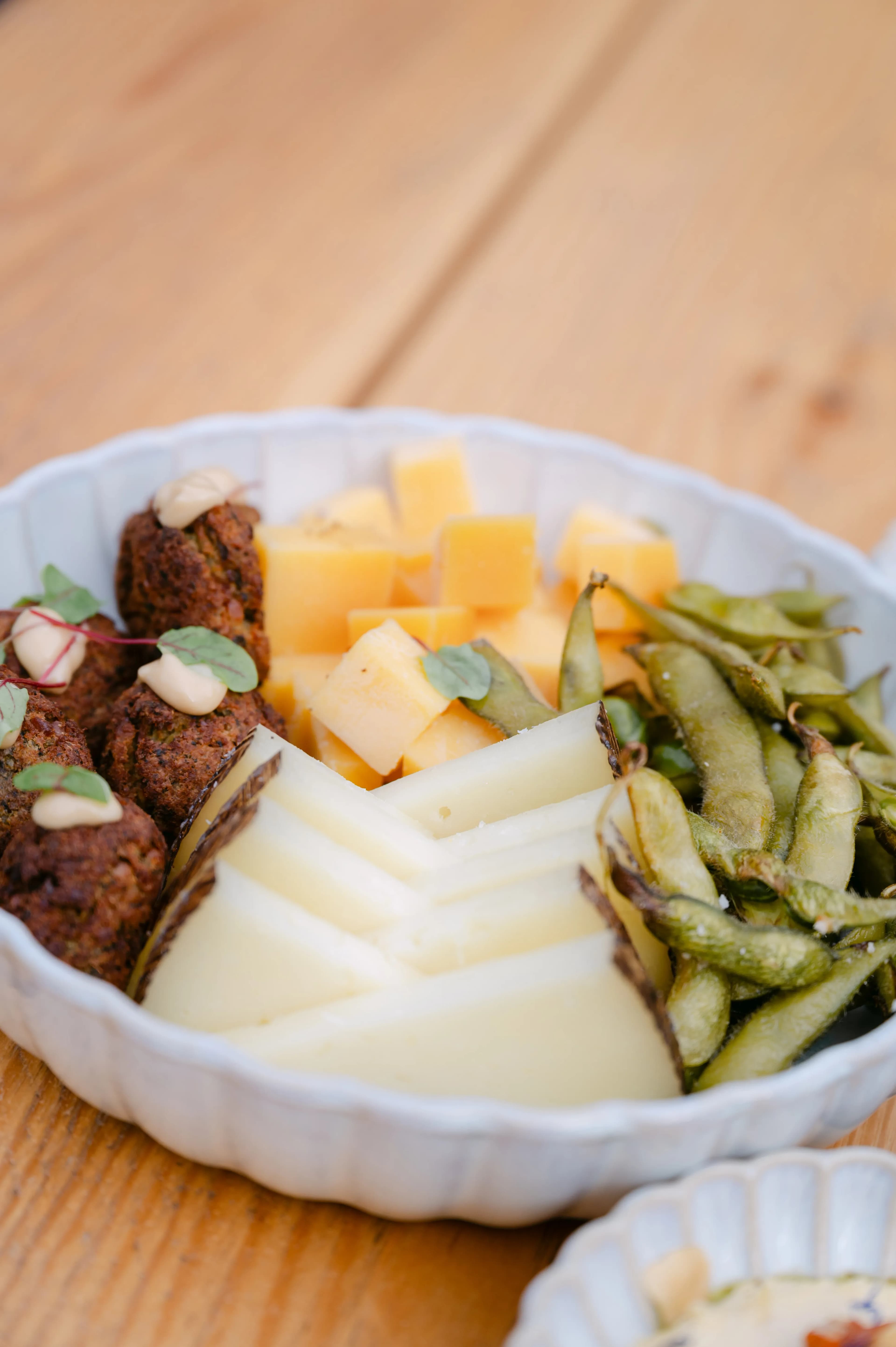 Kaas, edamame en falafel op schaal - vegan aperitief