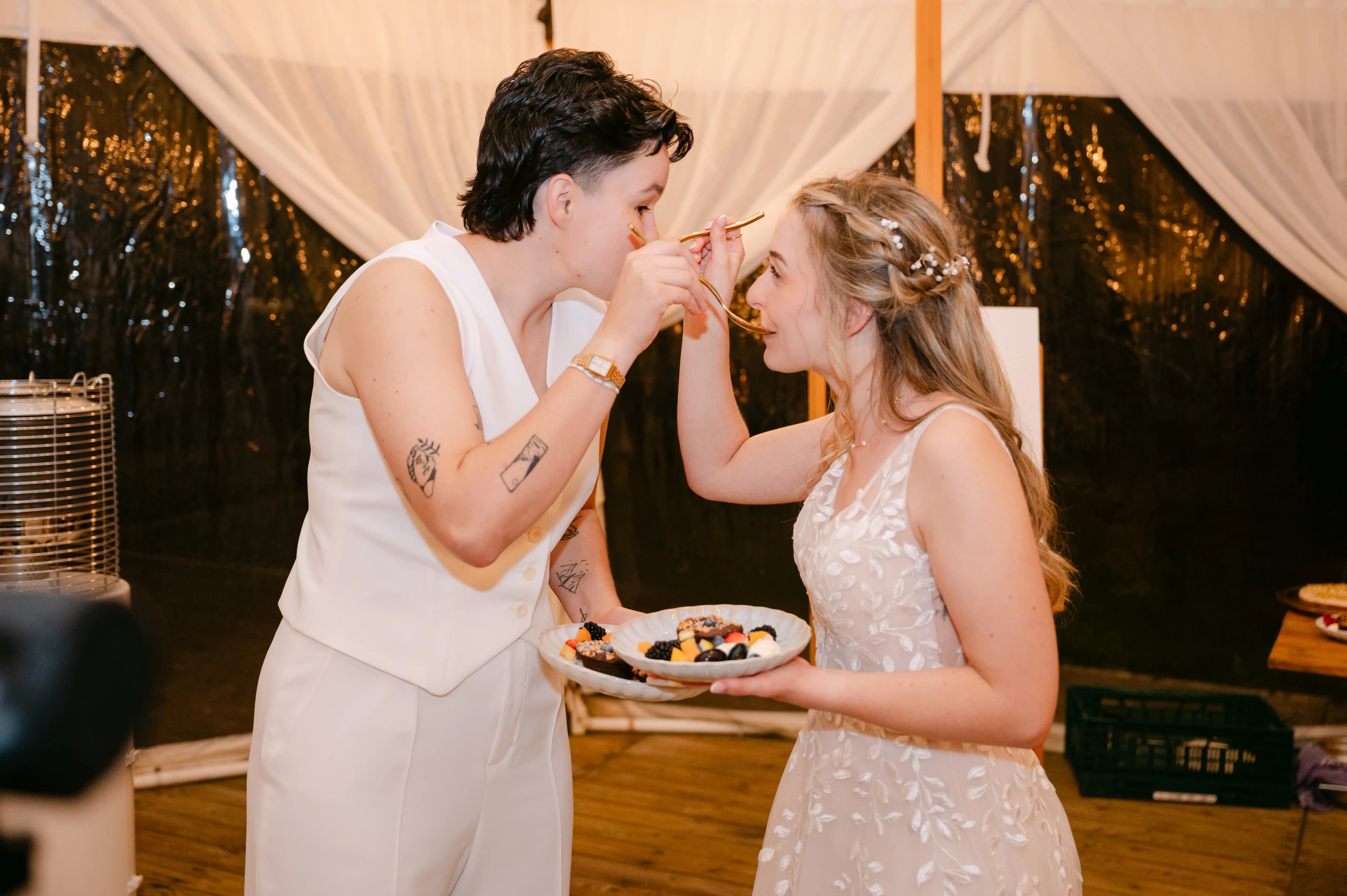 Sarah en Stine proeven dessert samen - vegan trouwfeest