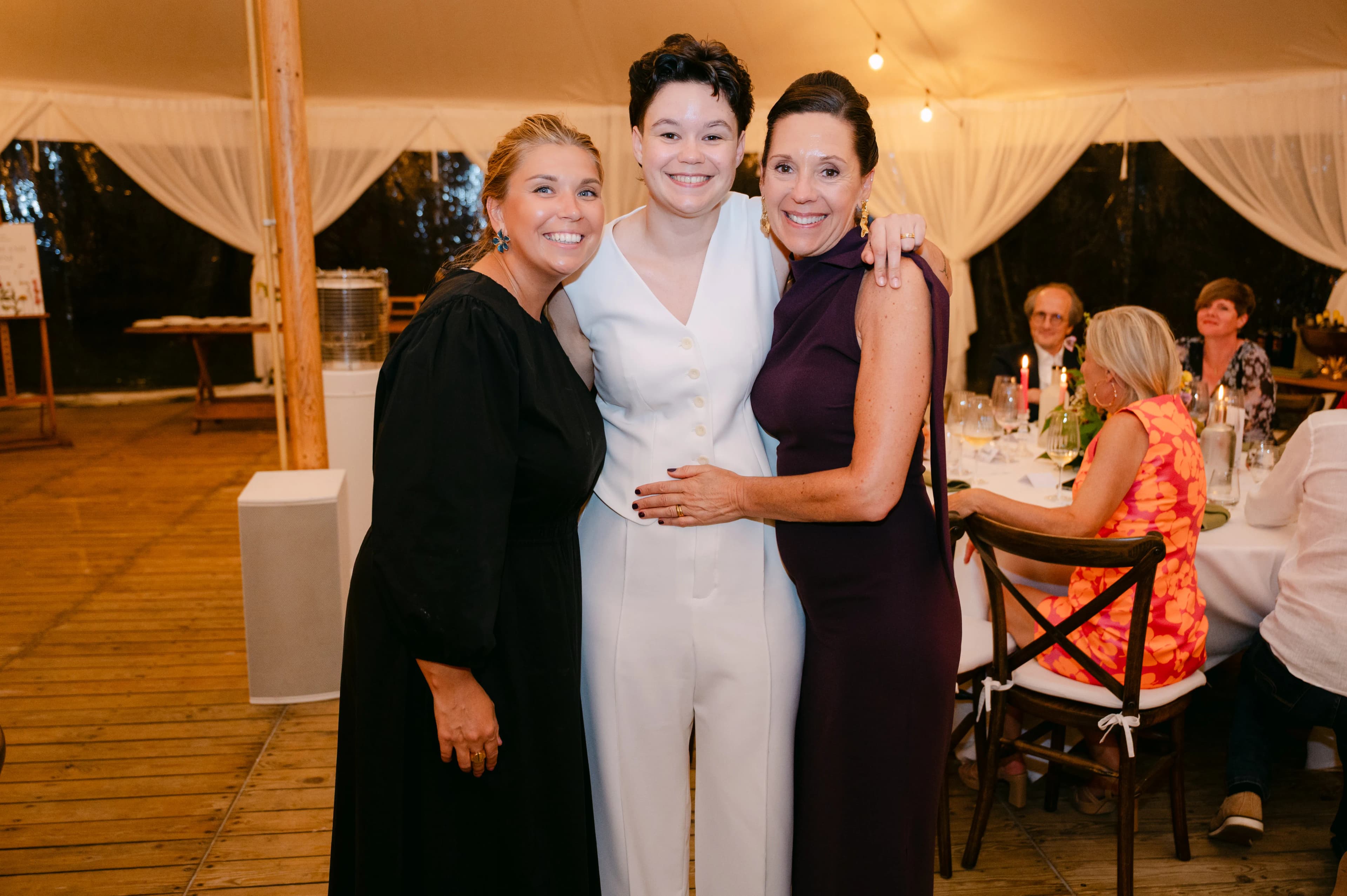 Het koppel met Macy op het feest - trouw catering op maat