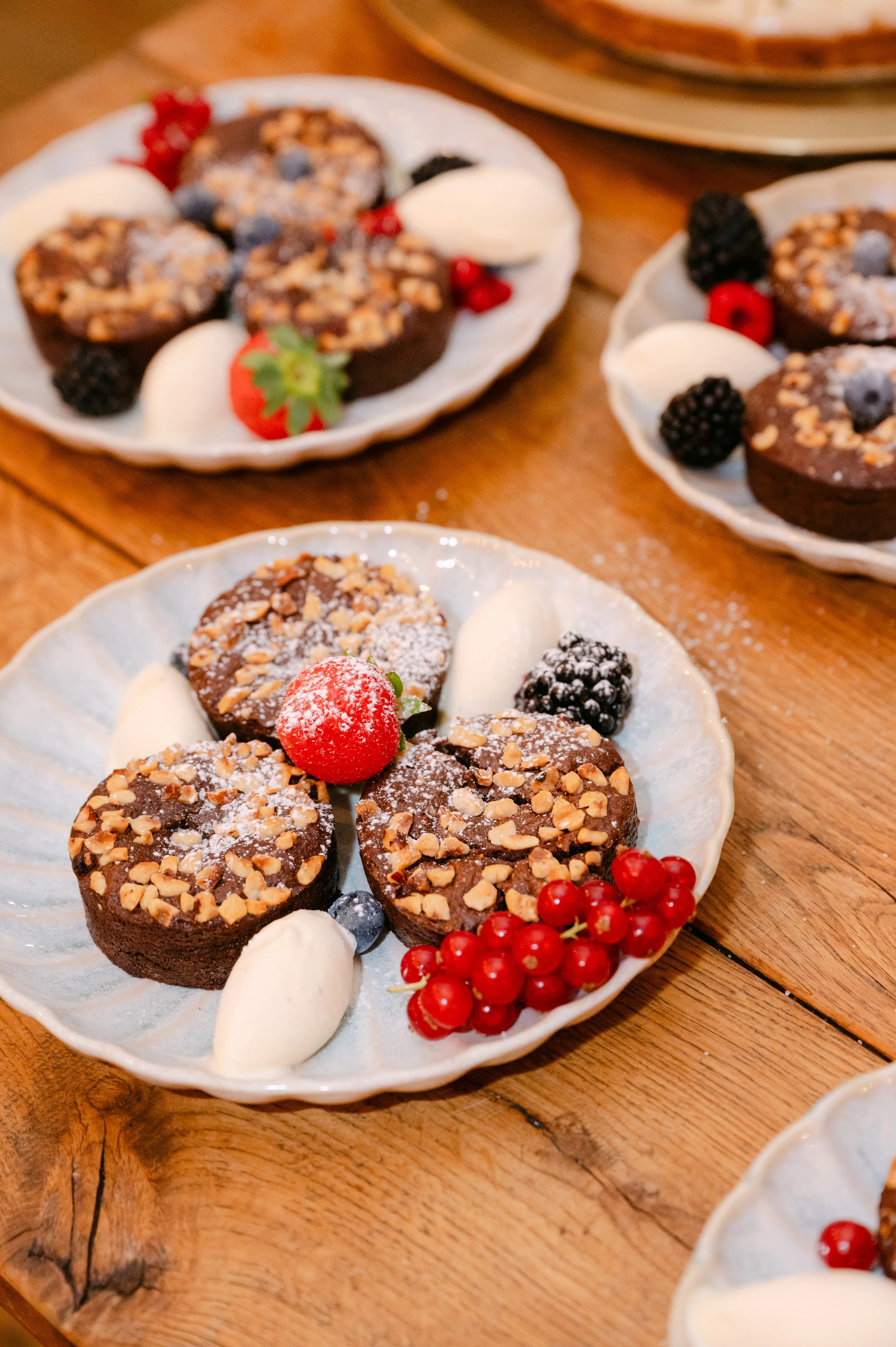 Moelleux met rood fruit en ijs - vegan desserts catering