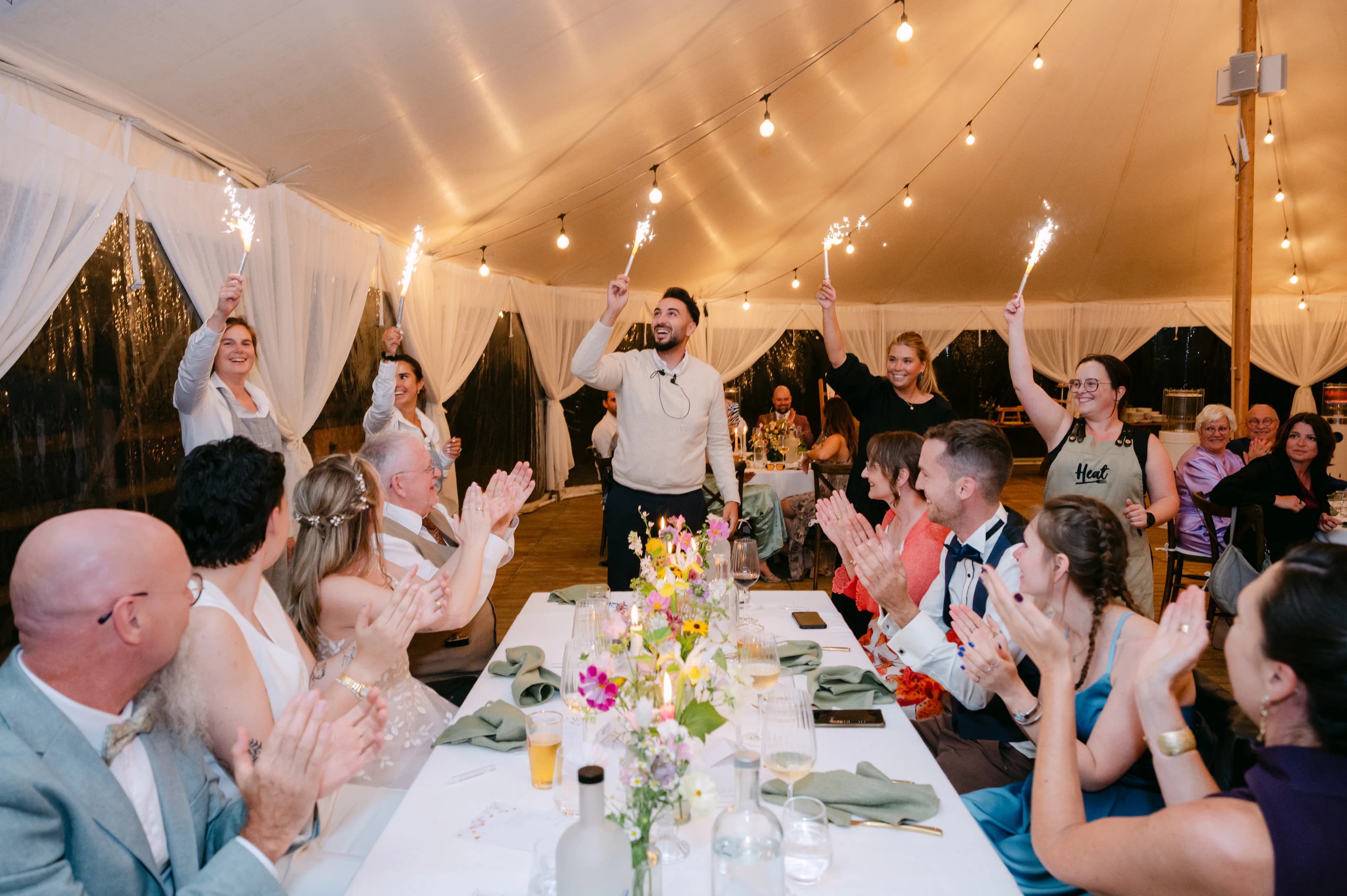 Heat team met sparklers bij gasten - sfeervolle trouw catering