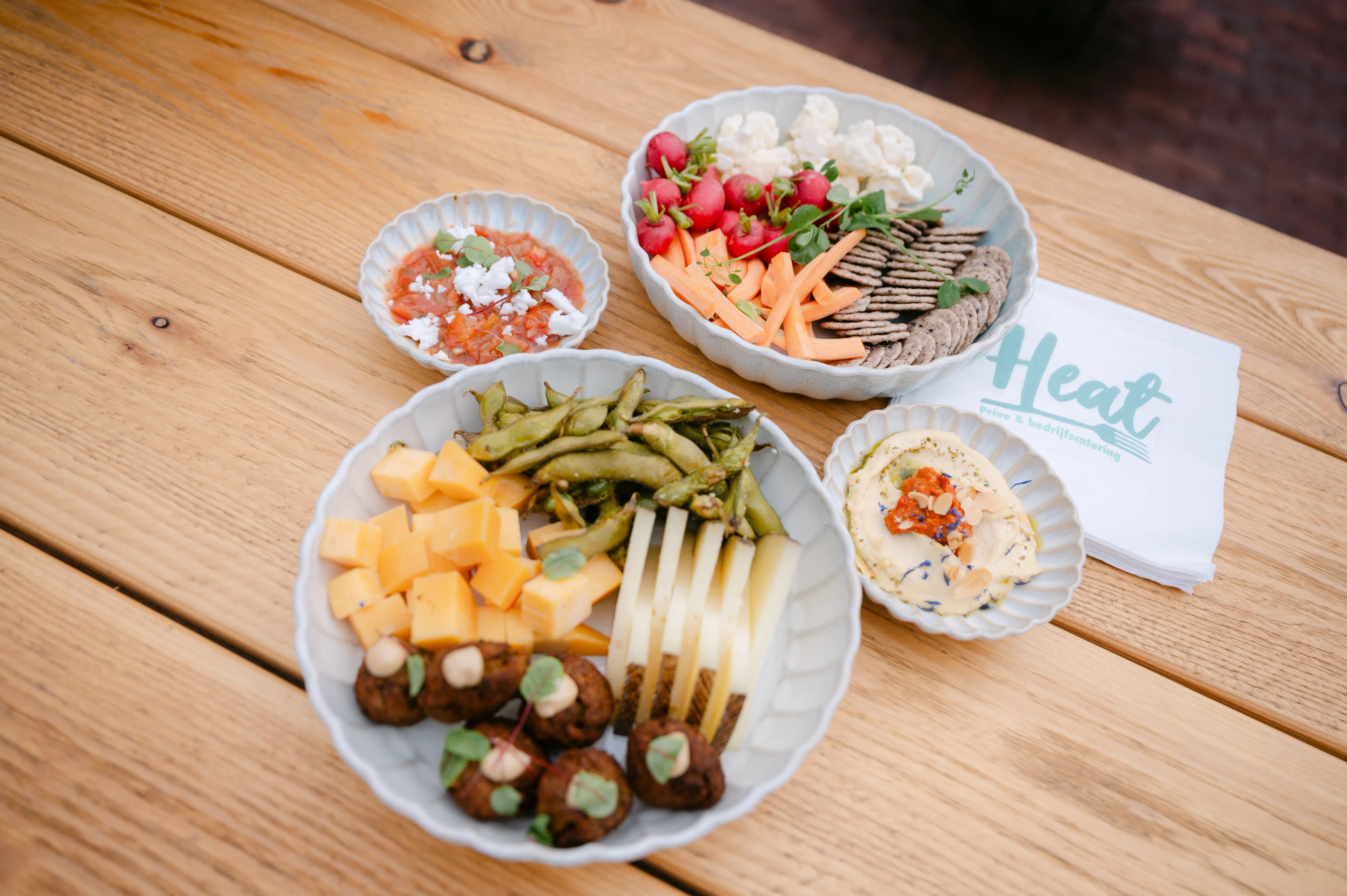 Vegan tapasplank met kaas, hummus en groenten - Heat catering